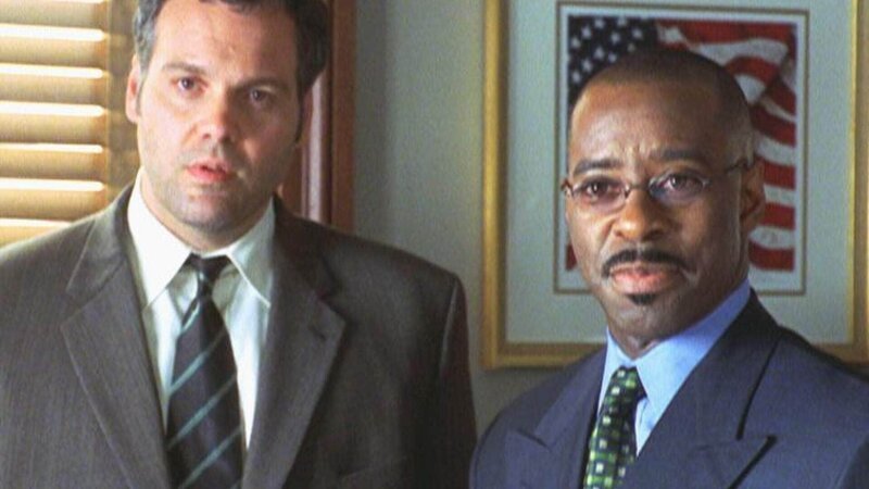 Detective Robert Goren (Vincent D’Onofrio, l.) und Bezirksanwalt Ron Carver (Courtney B. Vance) sind einem eiskalten Einbrecher und Mörder auf der Spur. – Bild: MG RTL D