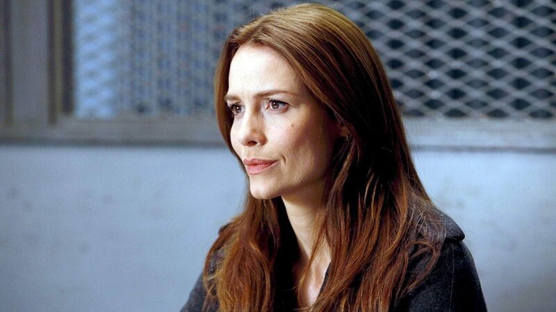 Detective Serena Stevens (Saffron Burrows) geht dem Mord an einem Polizisten auf den Grund. – Bild: MG RTL D /​ NBC Universal