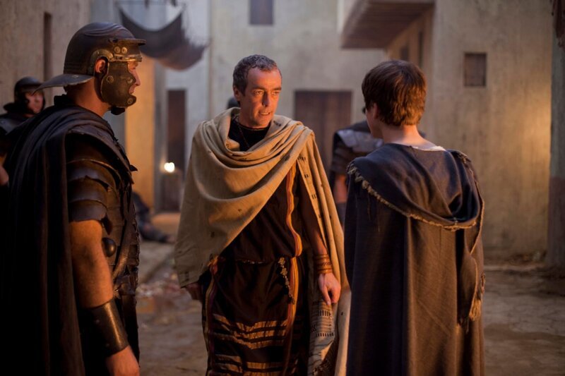 Während die Belastungen und Demütigungen Spartacus so sehr zusetzen, dass er glaubt, seinen Verstand zu verlieren, entwirft Batiatus (John Hannah, M.) einen hinterhältigen Plan, um seine Feinde zu vernichten … – Bild: Starz Entertainment, LLC