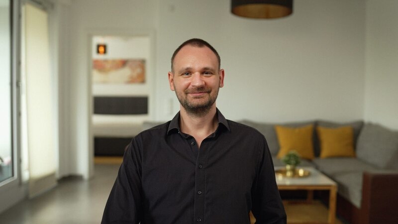 Auch Paul (33) ist fest entschlossen, nicht Vater werden zu wollen. Aus einer krisenhaften Zeit geht er inzwischen gestärkt hervor, will aber genug Energie und Freiraum für sich und seine persönliche Entfaltung haben. Zu groß scheint ihm daher das Risiko, ungewollt oder überraschend Vater zu werden. – Bild: Moritz Hirth, Drivebeta