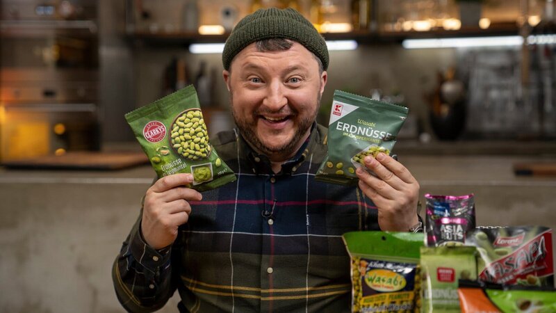 Wasabi-Nüsse mit nur 0,08 Prozent Wasabi: Sebastian Lege zeigt, wie die Industrie den pseudo-exotischen Nüssen trotzdem Schärfe verleiht. – Bild: ZDF und Bilyan Kirilov
