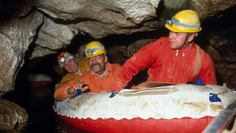 Auf der Suche nach seinem Hund Willi ist Peter (Peter Lustig, M.) in eine Höhle geraten. Dort trifft er auf die zwei Höhlenforscher: Kündig (Franz Rampelmann, l.) und Höllerbach (Peter Wagenbreth, r.), die ihn auf eine abenteuerliche Reise mitnehmen. – Bild: ZDF und Gert Stallmann