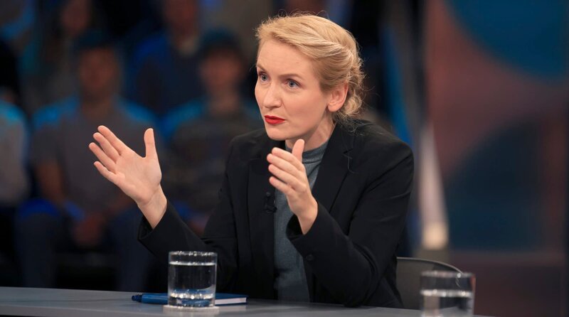 Zu Gast bei Louis Klamroth: Ines Schwerdtner (Die Linke, Co-Bundesvorsitzende). – Bild: WDR/​Dirk Borm