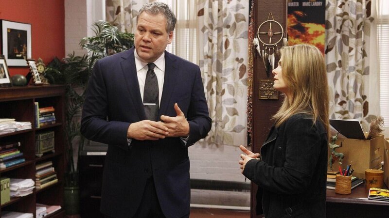 Der Hauptdarsteller des Musicals ‚Ikarus‘ stürzt bei einem Stunt in den Tod. Bei ihren Ermittlungen finden Goren (Vincent D’Onofrio) und Eames (Kathryn Erbe) heraus, dass die Bühnentechnik manipuliert wurde. – Bild: RTL