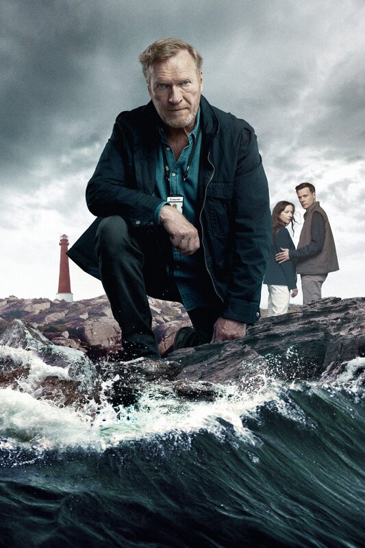 Keyvisual „Kommissar Wisting“ Staffel 3 – Kommissar William Wisting (Sven Nordin, vorne) ermittelt im Fall eines entführten Jungen. Im Hintergrund die Eltern Mai und Andrew Greenwood (Andrea Bræin Hovig, Rupert Evans) – Bild: ARD Degeto Film/​Viaplay Group