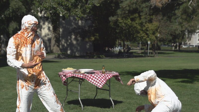 Astrophysiker Will Dawson und James Bullock bei einer Essensschlacht zur Demonstration von Kollisionen in der Galaxie. – Bild: ZDF und Discovery Communications