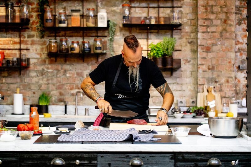 Bei Ralf ist sogar das Hackfleisch selbst gemacht. – Bild: ZDF und Claudia Timmann