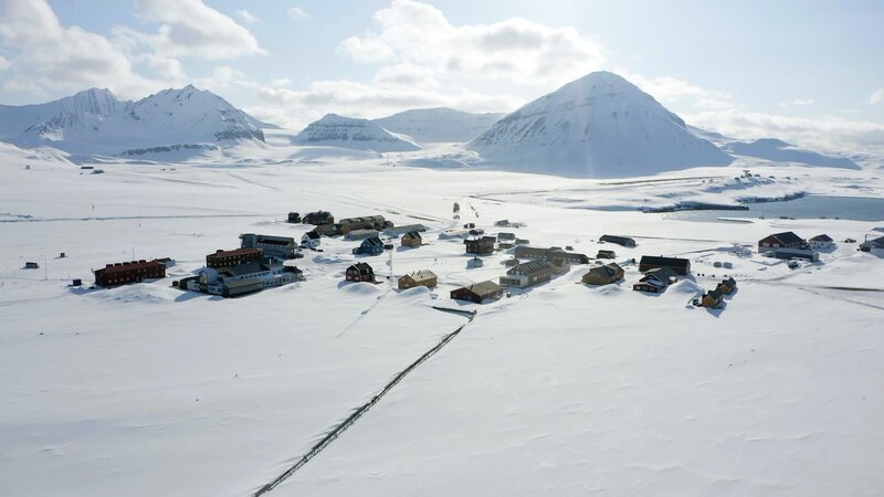 Heute ist Ny-Ĺlesund ein Zentrum der internationalen Arktisforschung und Umweltüberwachung. Die Ortschaft war auch Ausgangspunkt verschiedener historischer Expeditionen, deren Ziel der Nordpol war. Namen wie Amundsen, Ellsworth und Nobile sind eng mit Ny-Ĺlesund verbunden. Während der Sommermonate leben hier bis zu 180 Wissenschaftler aus 15 Ländern, in den Wintermonaten sind es nur rund 40. – Bild: ZDF