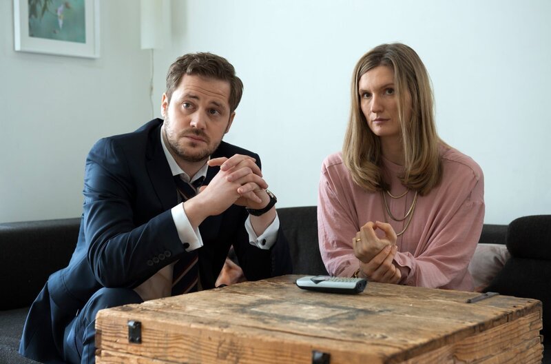 Konstantin Stöger (Jakob Benkhofer, l.) und seine Frau Kathrin (Lena Münchow, r.) sind verzweifelt: ihr Sohn Max wurde entführt. – Bild: ARD/​Thorsten Jander