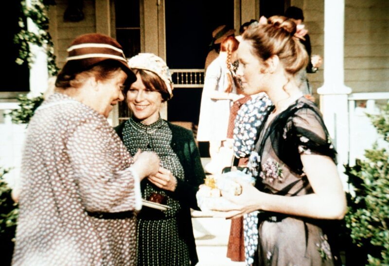 Anlässlich des Schulabschlusses von Erin Walton (Mary Beth McDonough, r.) wird im Hause der Waltons gefeiert. Fanny Tatum (Sheila Allen, l.) erzählt Rosemary Fordwick (Mariclare Costello, M.), dass Erin weiter bei ihr in der Telefonzentrale arbeiten wird. – Bild: WARNER BROS. INTERNATIONAL TELEVISION