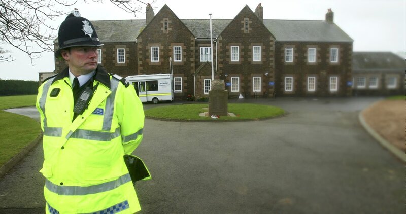 Nachdem die Vorwürfe gegen das Kinderheim Haut de la Garenne ernst genommen wurden, durchforsten Sondereinheiten der Polizei das komplette Gelände. – Bild: Picture Allianz/​ Autorenkombinat