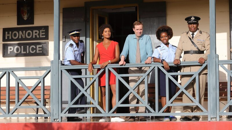 Das Team bestehend aus JP Hooper (Tobi Bakare, l.), DI Jack Mooney (Ardal O’Hanlon, 3.v.l.), Ruby Patterson (Shyko Amos, 2.v.r.) und Commissioner Selwyn Patterson (Don Warrington, r.) ist mit der neuen Ermittlerin Madeline Dumas (Aude Legastelois, 2.v.l.) wieder vollständig. – Bild: ZDF und Denis Guyenon