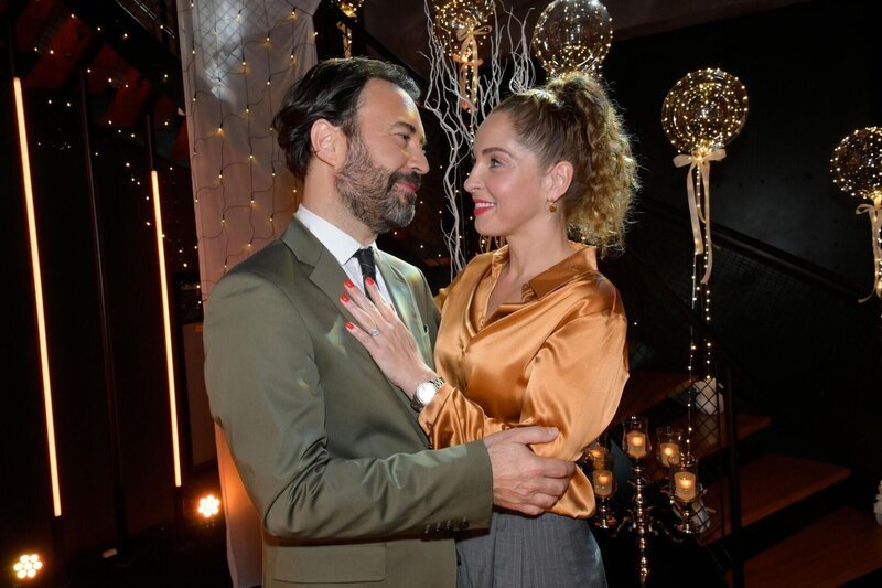 Pedro (Alberto Ruano) freut es, dass seine Überraschung für Nina (Maria Wedig) gelungen ist. – Bild: Foto: RTL /​ Rolf Baumgartner