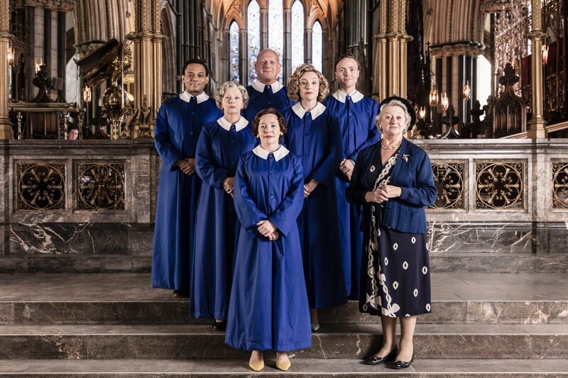 Mrs McCarthy (Sorcha Cusack) und der Kirchenchor nehmen an einem Gesangswettbewerb teil. – Bild: Gary Moyes