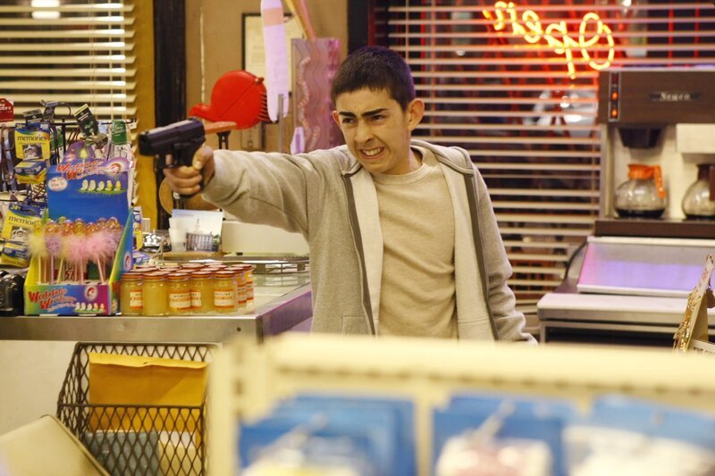 Der junge Gabriel Ariza (Mateo Arias) will seinen Bruder rächen … – Bild: Warner Bros. Television