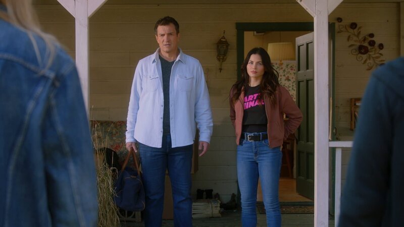 John Nolan (Nathan Fillion) und Bailey (Jenna Dewan) erhalten plötzlich unerwarteten Besuch von Fremden auf dem Anwesen von Johns Mutter. – Bild: ZDFneo