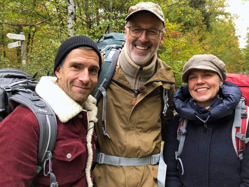 Gut gelaunt im Herbstwald, dem Soonwald im Hunsrück: v.li. Micky Beisenherz, Peter Wohlleben und Cordula Stratmann. – Bild: SWR/​Encanto
