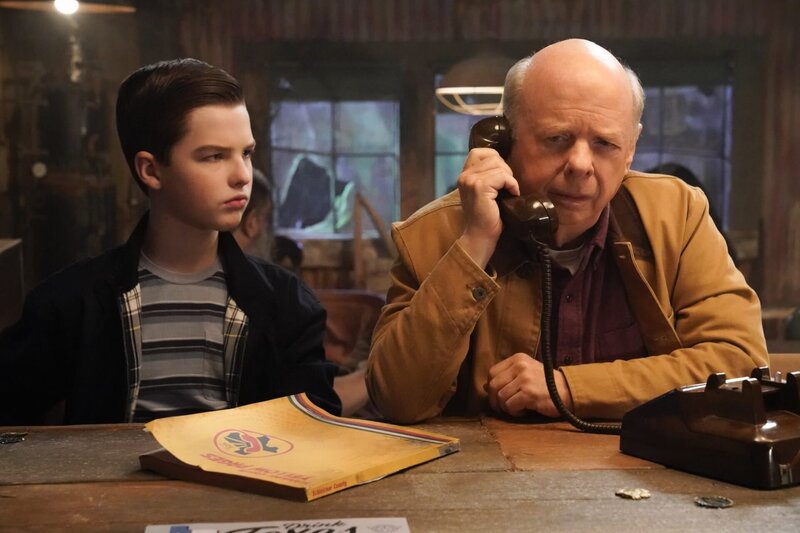 Sheldon Cooper (Iain Armitage, l.); Dr. John Sturgis (Wallace Shawn, r.) – Bild: Courtesy of Warner Brothers