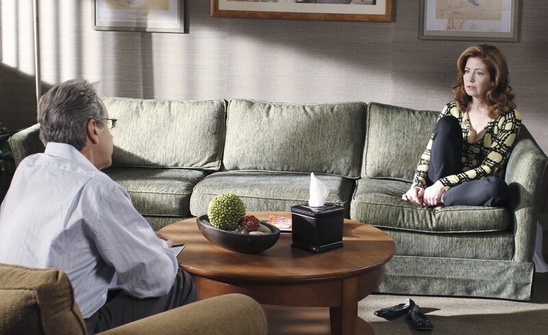 Katherine (Dana Delany, r.) fühlt sich von Robin angezogen, was sie verwirrt, da sie sich nicht für lesbisch hält. Ihr Therapeut (Richard Gilliland, l.) rät ihr, Robin zu bitten auszuziehen … – Bild: American Broadcasting Companies, Inc.