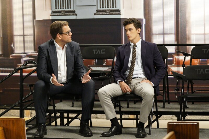 L-R:  Dr. Jason Bull (Michael Weatherly) and  Adam Harris (Sam Vartholomeos) – Bild: 2017 CBS Broadcasting, Inc. All Rights Reserved /​ John Paul Filo Lizenzbild frei