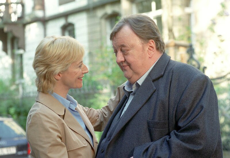 Noch ahnt Achim (Dieter Pfaff) nichts von den weitreichenden Plänen seiner Frau Bärbel (Tatjana Blacher). – Bild: HR/​Degeto/​Silvie Kühne