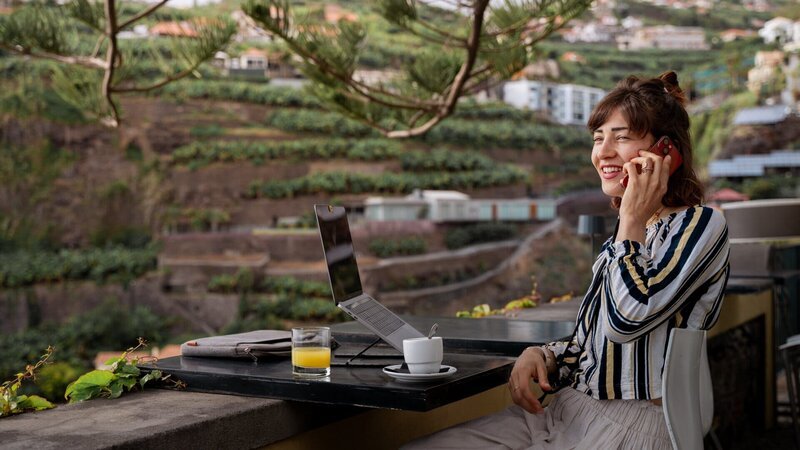 Glücklich auf der Insel? Freiberuflerin Nina (29) will sich in Ponto do Sol auf Madeira beruflich und privat ein neues Leben aufbauen. Für sie bedeutet die Insel vor allem eins: Freiheit. – Bild: ZDF