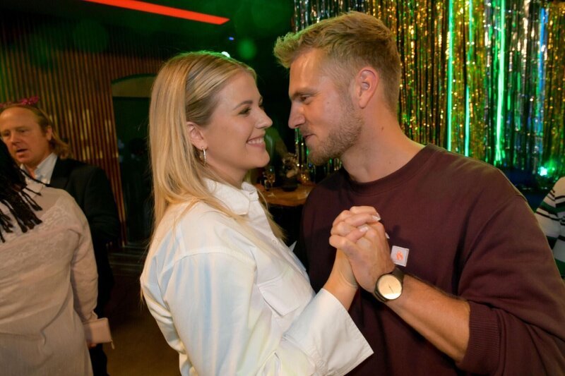 Alicia (Josefin Bressel) und Paul (Niklas Osterloh) starten glücklich ins Neue Jahr. – Bild: RTL /​ Rolf Baumgartner