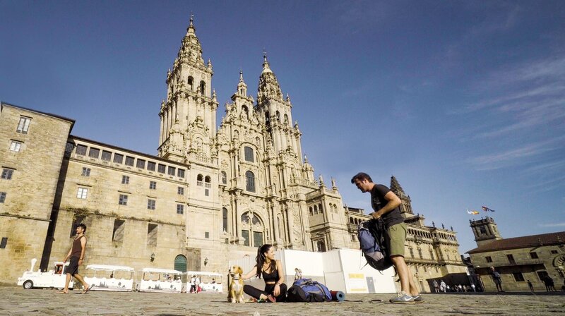 Alba und Raúl sind gerade mit ihrem Hund Lemon an der Kathedrale angekommen, nachdem sie den Jakobsweg beendet haben. – Bild: phoenix/​ZDF/​Raúl García Pérez
