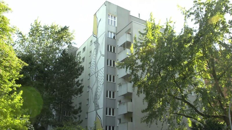 Berlin-Lichtenrade: Am Morgen wird hier im Schlafzimmer einer Wohnung die Leiche der 73-jährigen Edita N. entdeckt. – Bild: ZDF