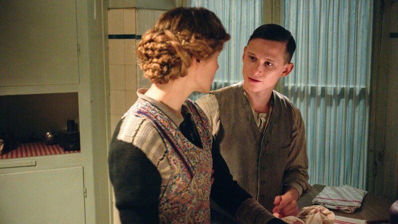 Stephanie Lexer als Hedwig Höß und Joel Basman als Rudolf Höß. – Bild: ORF/​LOOKS Film/​Jürgen Rehberg