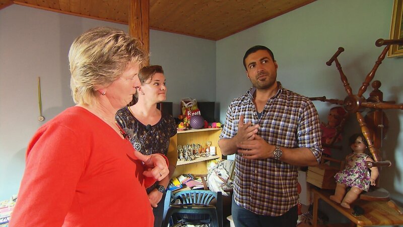 Begehung Dachboden_v.li. Irma Michaelis, Vanessa Fleckenstein und Sükrü Pehlivan (Mod.)Begehung Dachboden_v.li. Irma Michaelis, Vanessa Fleckenstein und SĂĽkrĂĽ Pehlivan (Mod.) – Bild: RTL Zwei