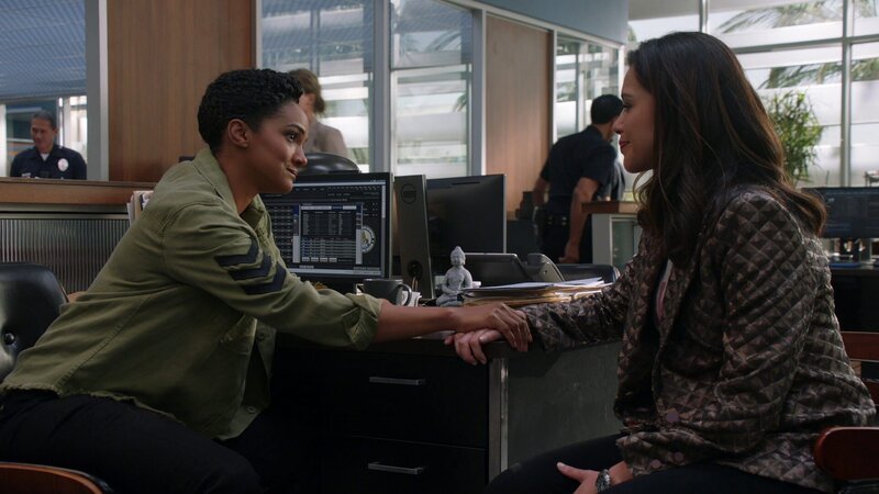 Detective Angela Lopez (Alyssa Diaz, r.) entschuldigt sich bei Detective Nyla Harper (Mekia Cox, l.) für ihr Fehlverhalten und gesteht dabei, dass sie von Angst erfüllt ist. – Bild: ZDF/​Raymond Liu