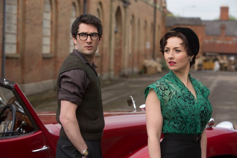 Der Schriftsteller Jacob Doyle (Sam O’Mahony) und die Radioproduzentin Eve Telford (Reanne Farley) wurden ebenfalls zu Mirths Willkommensfest eingeladen. – Bild: ZDF und Gary Moyes