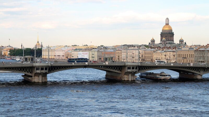 Sankt Petersburg in Russland vom Fluß Newa aus. – Bild: BR/​Henning Kroeger