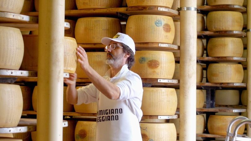 Parmesan im Reifelager – Bild: RTL /​ Weltenangler GmbH