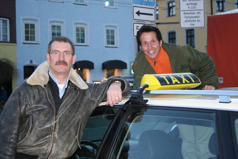 Willi unternimmt mit Alfons Haller, einem von Münchens 3500 Taxifahrern, eine kleine Spritztour. – Bild: BR/​megaherz