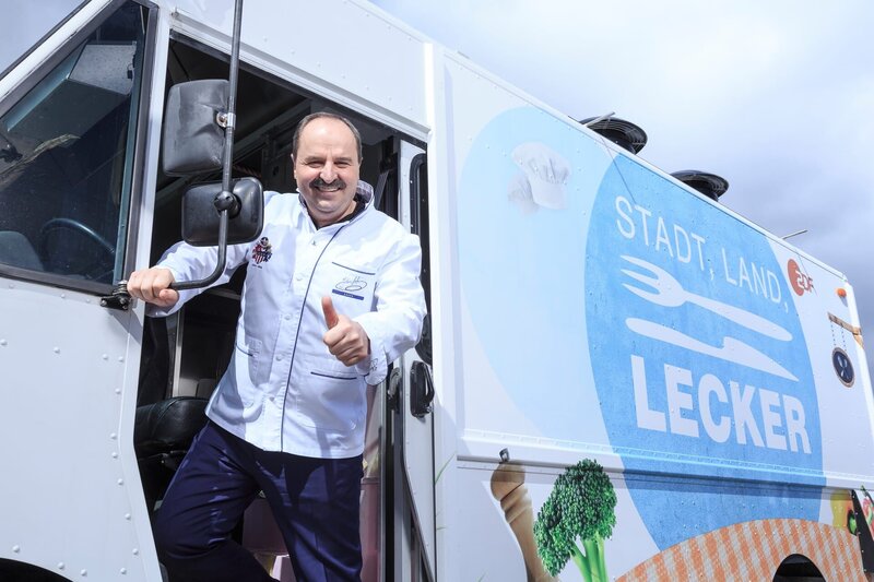 Johann Lafer am Küchen-Truck. – Bild: ZDF und Dirk Eisermann