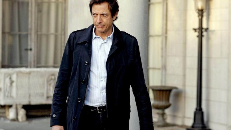 Detective Zach Nichols (Jeff Goldblum) ermittelt in dem Mordfall eines Antiquitätenhändlers in London. Der Tote wurde in Fechtuniform erstochen aufgefunden. – Bild: MG RTL D /​ NBC Universal