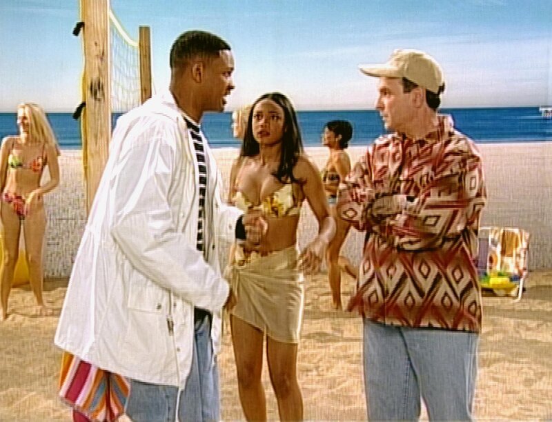 Will (Will Smith) ist empört, dass seine Cousine Ashley (Tatyana M. Ali) im Bikini für eine Cola-Werbung auftreten soll und schleppt sie vom Set weg. Regisseur Frank (Allan Wasserman,re.) versteht die ganze Aufregung nicht … – Bild: RT2