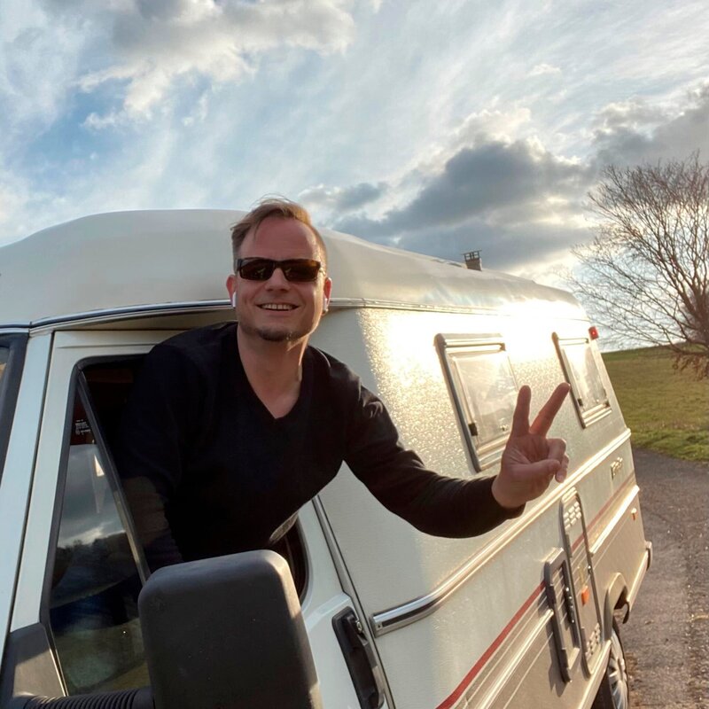Friso Richter und sein Wohnmobil Pamela. – Bild: BR/​HR/​Lukas Lowack/​Lukas Lowack