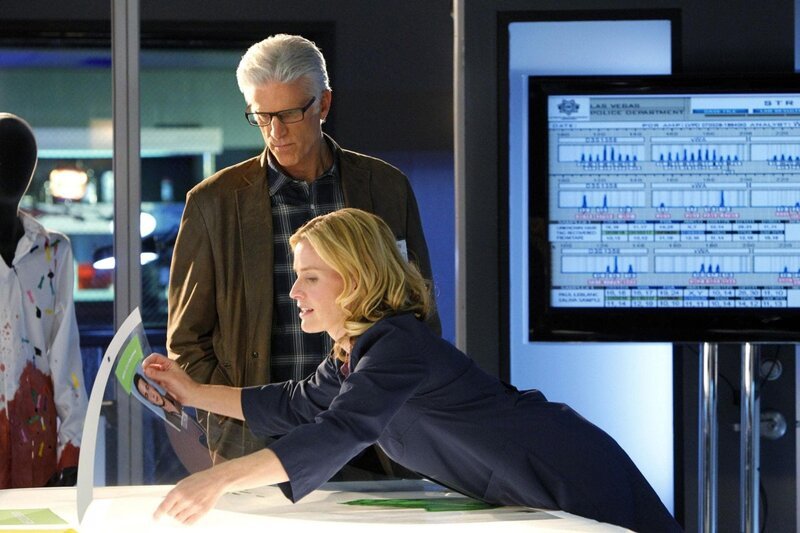 D.B. Russell (Ted Danson) erhofft sich von der Blutspuranalystin Julie Finlay (Elisabeth Shue) aufschlussreiche Hinweise zu dem möglichen Tathergang. – Bild: RTL