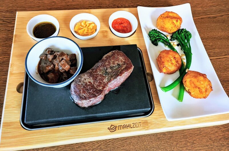Restaurant Zur Moar-Wirtin in Wallgau. Hauptgericht: Rumpsteak mit „Herz“ und wildem Brokkoli, Kartoffelkrapfen und Kräuterbutter, dazu diverse Dips. – Bild: BR/​Bewegte Zeiten Filmproduktion GmbH/​Astrid Güldner