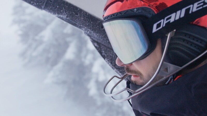 Der Ski-Zirkus – Im Sturm Loïc Meillard, Schweizer Skirennfahrer. – Bild: SRF/​POINT PROD
