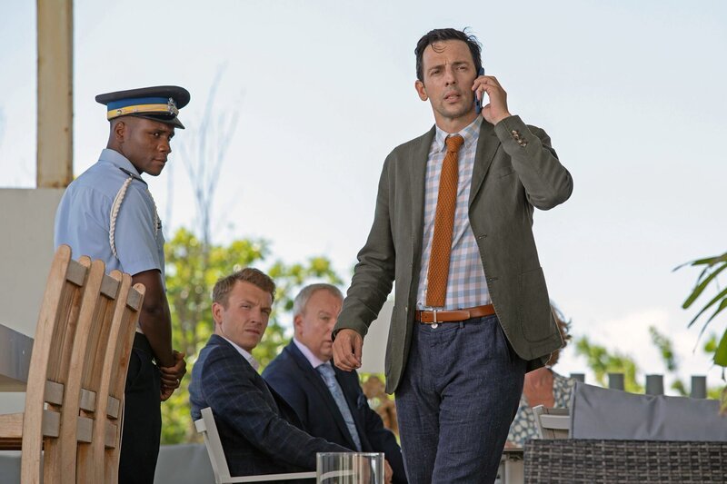 Detektive Neville Parker (Ralf Little, r.) und Officer JP Hooper (Tobi Bakare, l.) befragen die beiden Verdächtigen Charlie (Thomas Varey, 2.v.l.) und Neil (Steve Pemberton, 2.v.r.). – Bild: ZDF