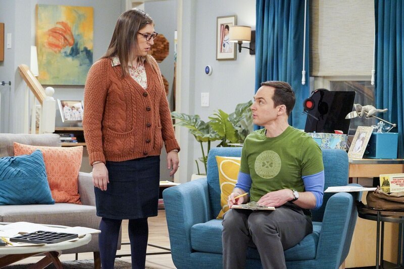 Sind Amy (Mayim Bialik, l.) und Sheldon (Jim Parsons, r.) für ihre Freunde Bernadette und Howard so kurz vor der Geburt deren Kindes wirklich eine Hilfe? – Bild: Warner Bros. Television Lizenzbild frei