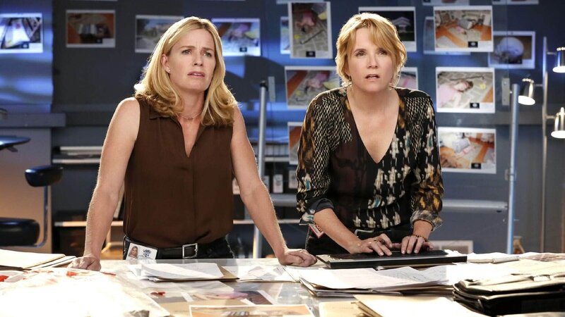 Julie Finlay (Elisabeth Shue, l.) und Jennifer Rhodes (Lea Thompson) stellen bei der Untersuchung fest, dass tatsächlich vieles dafür spricht, dass Greg damals das einzig urteilsrelevante Beweisstück verfälscht hat … – Bild: MG RTL D