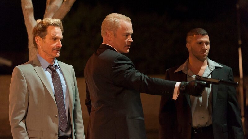 Wynn Duffy (Jere Burns, l.) und Robert Quarles (Neal McDonough, m.) – Bild: AXN Black