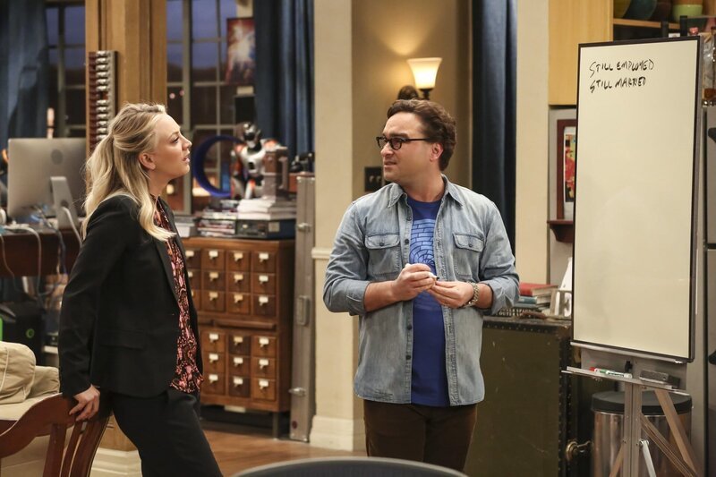 Kaley Cuoco (Penny), Johnny Galecki (Leonard Hofstadter). – Bild: Warner Bros. Television Lizenzbild frei