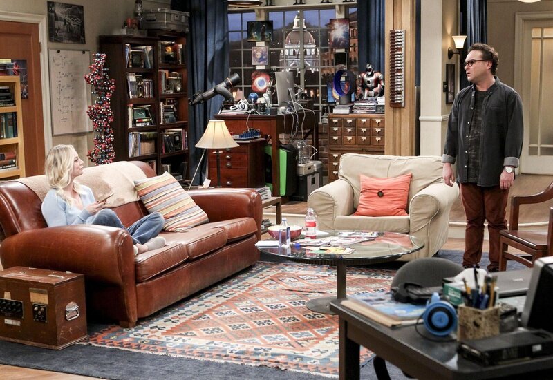 Müssen sich mit einem neuen Untermieter herumärgern: Penny (Kaley Cuoco, l.) und Leonard (Johnny Galecki, r.) … – Bild: Warner Bros. Television Lizenzbild frei