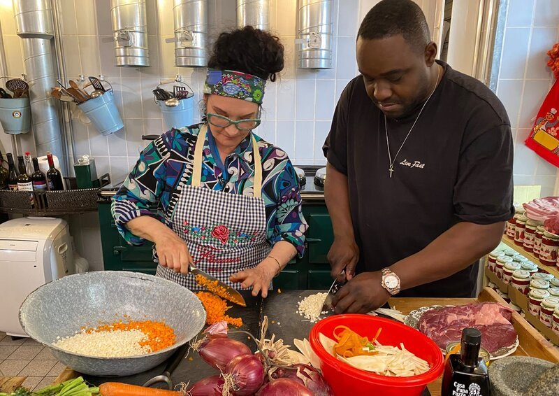 Graciela und Nelson bei den Vorbereitungen für die Bolognese. – Bild: ZDF und Manuel Palacio./​Manuel Palacio